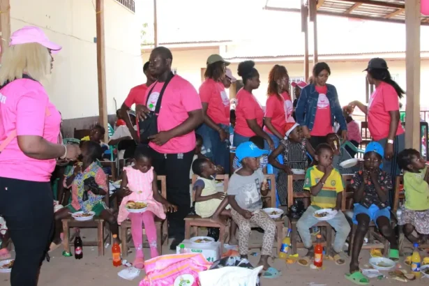 Solidarité, Agape fête noël avec les pensionnaires de l’orphelinat Sainte Thérèse d’Obili